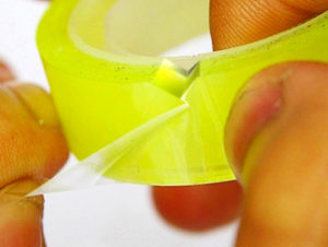 Como remover manchas de fita adesiva